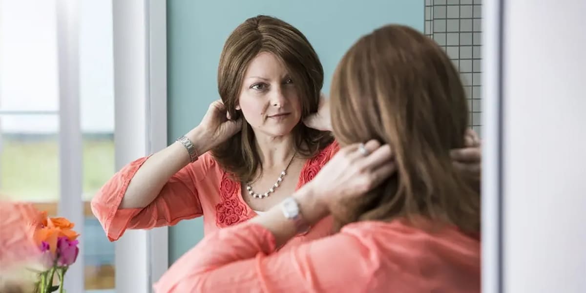 Est-ce que le port d’une perruque abîme les cheveux ?