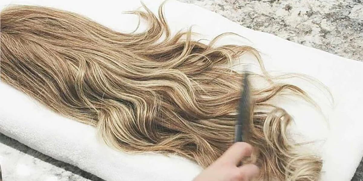 Comment rendre une perruque synthétique plus naturelle ?