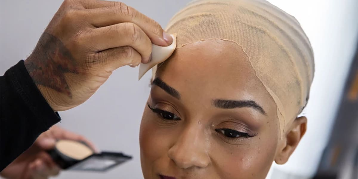 ¿Cómo ponerse una peluca durante la quimioterapia?