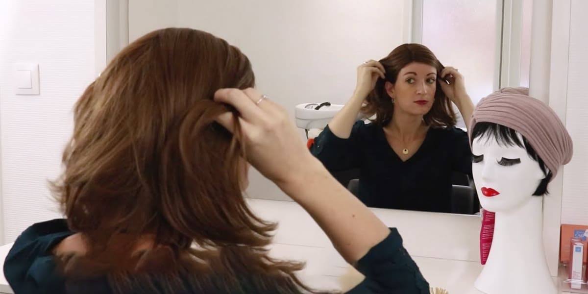 Comment attacher ses cheveux sous une perruque ?